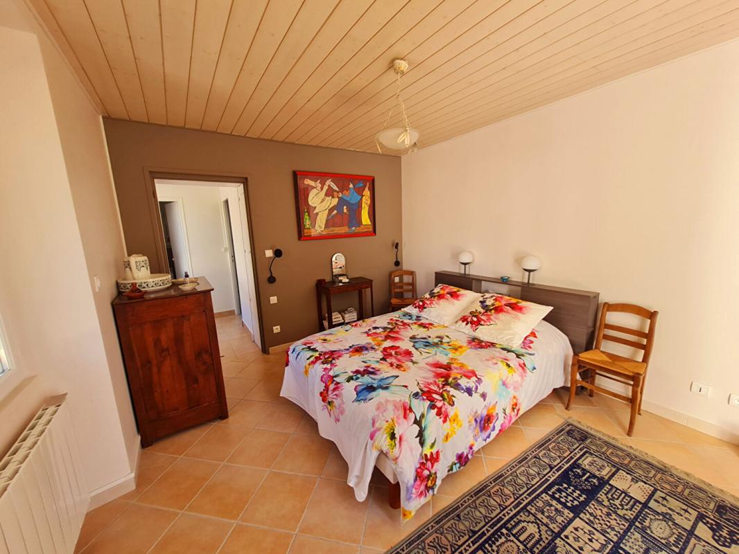 SAINT-SEVERIN AUTHENTIQUE CHARENTAISE RENOVEE   3ch, veranda, 5000m2 de terrain, 2 garages 10