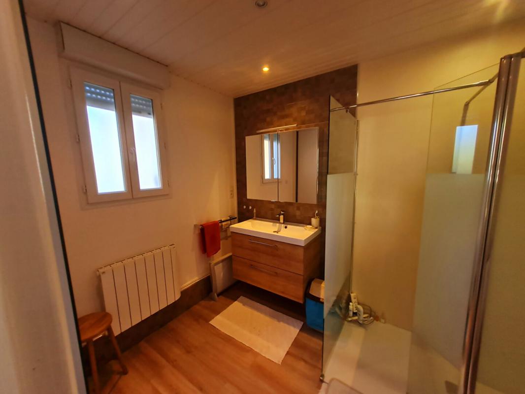 SAINT-SEVERIN AUTHENTIQUE CHARENTAISE RENOVEE   3ch, veranda, 5000m2 de terrain, 2 garages 13