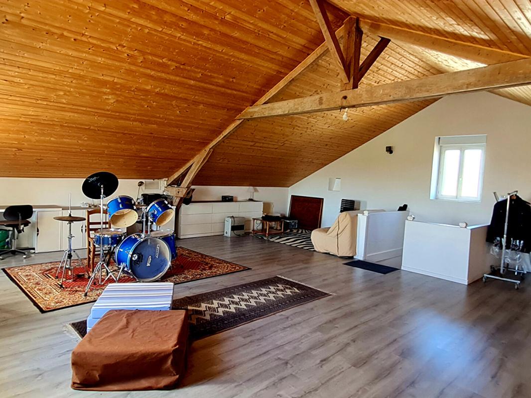 SAINT-SEVERIN AUTHENTIQUE CHARENTAISE RENOVEE   3ch, veranda, 5000m2 de terrain, 2 garages 15