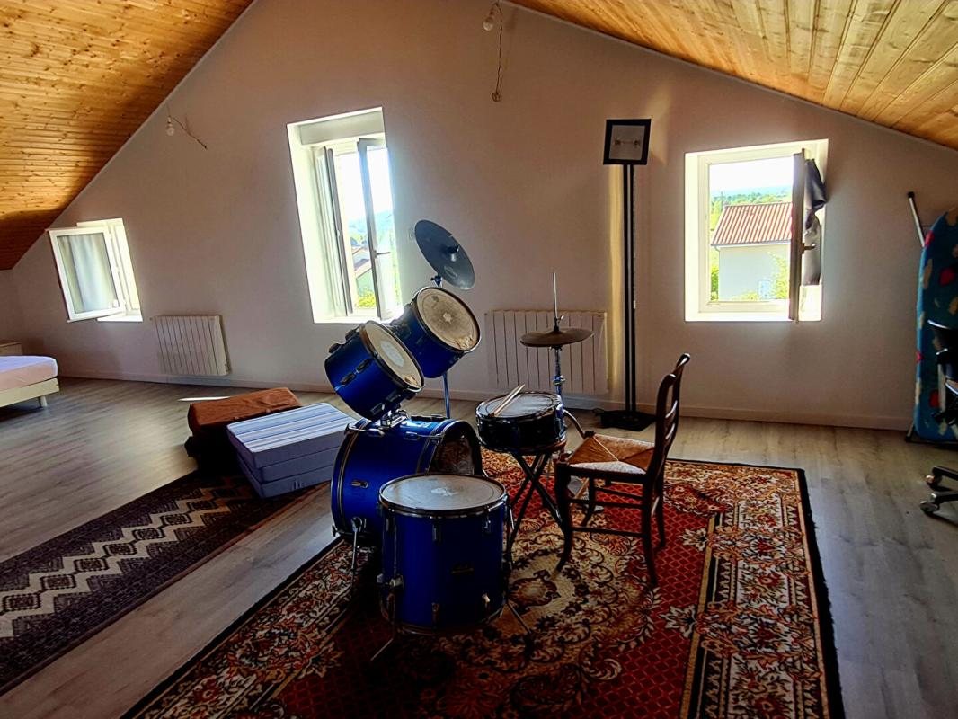 SAINT-SEVERIN AUTHENTIQUE CHARENTAISE RENOVEE   3ch, veranda, 5000m2 de terrain, 2 garages 17