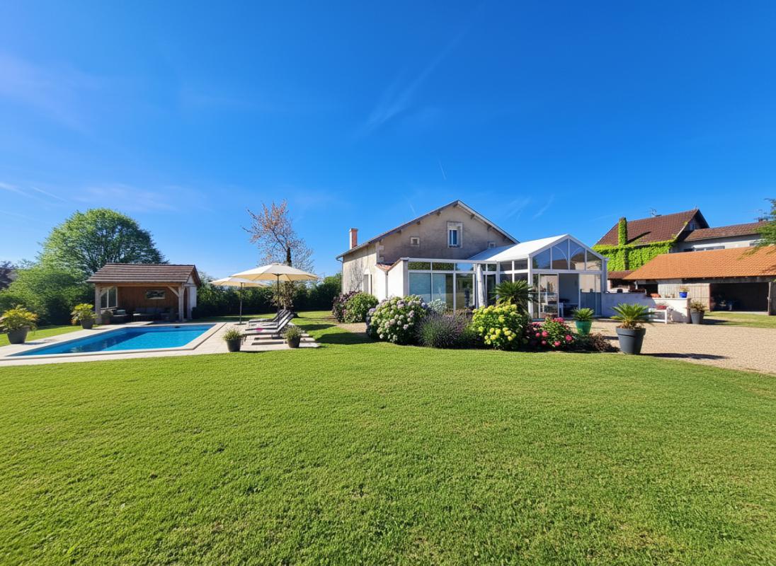 SAINT-SEVERIN AUTHENTIQUE CHARENTAISE RENOVEE   3ch, veranda, 5000m2 de terrain, 2 garages 18