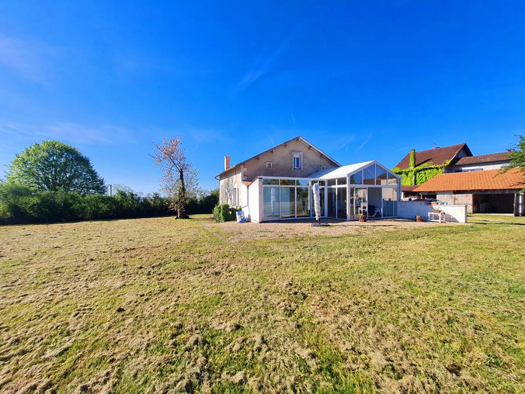 SAINT-SEVERIN AUTHENTIQUE CHARENTAISE RENOVEE   3ch, veranda, 5000m2 de terrain, 2 garages 2