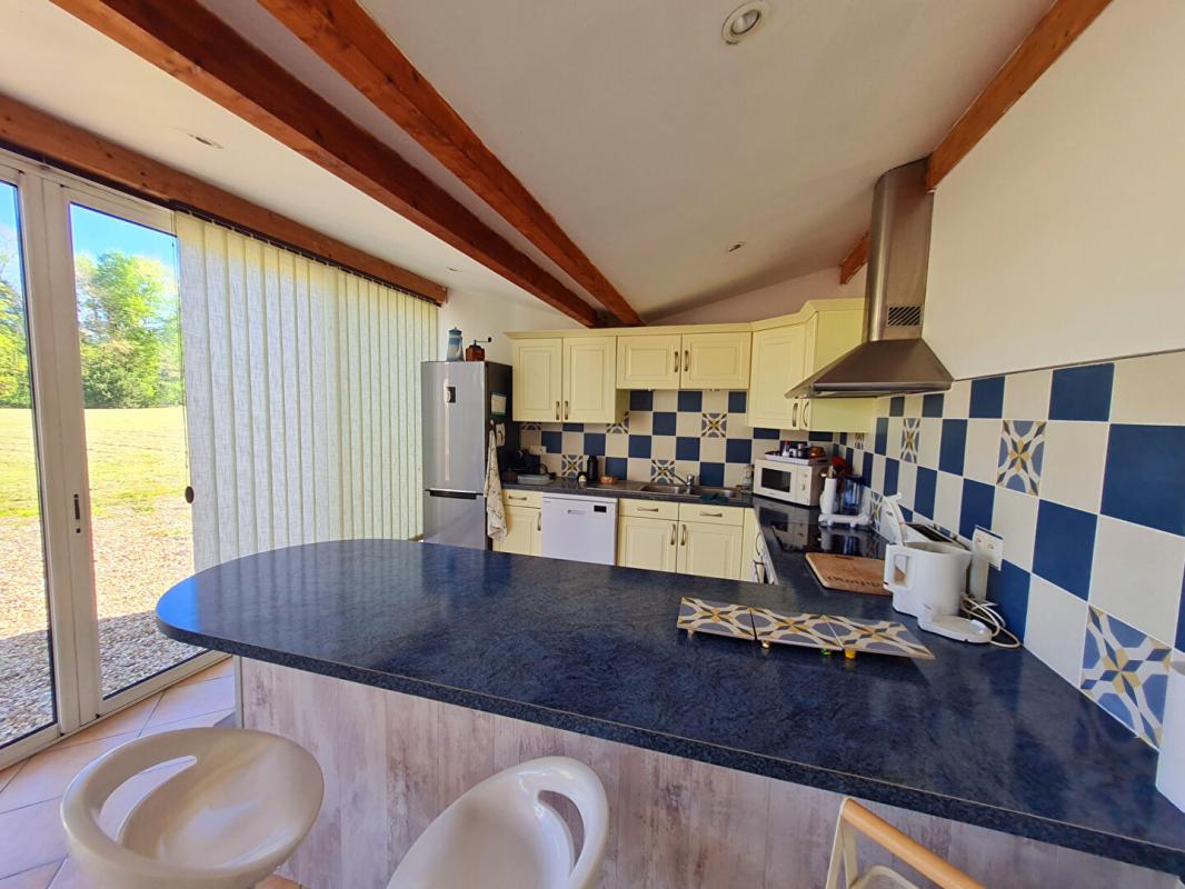 SAINT-SEVERIN AUTHENTIQUE CHARENTAISE RENOVEE   3ch, veranda, 5000m2 de terrain, 2 garages 8