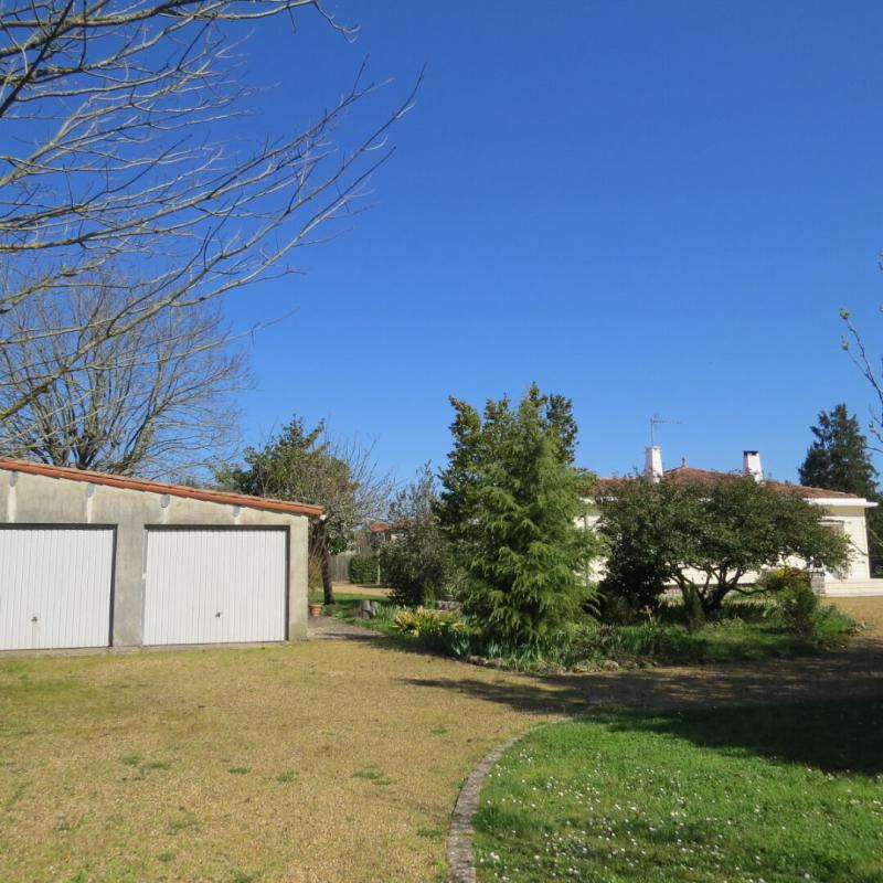 FONTENAY-LE-COMTE jolie Villa de plain pied indépendante et son jardin paysagé 17