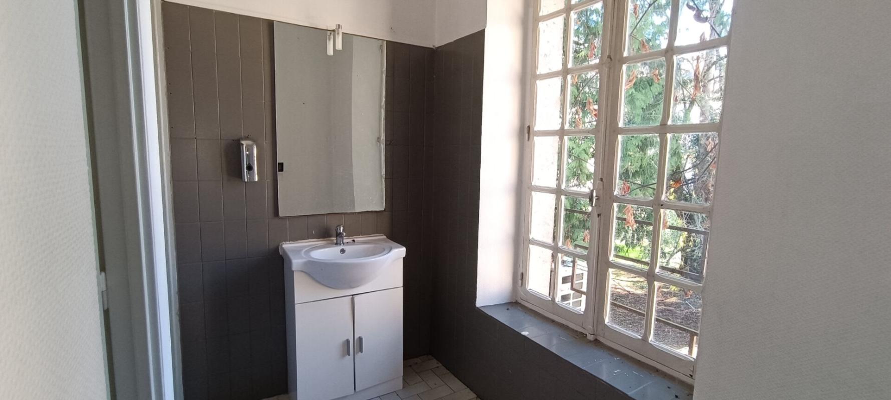 LUXEUIL-LES-BAINS Local commercial  212m2 11