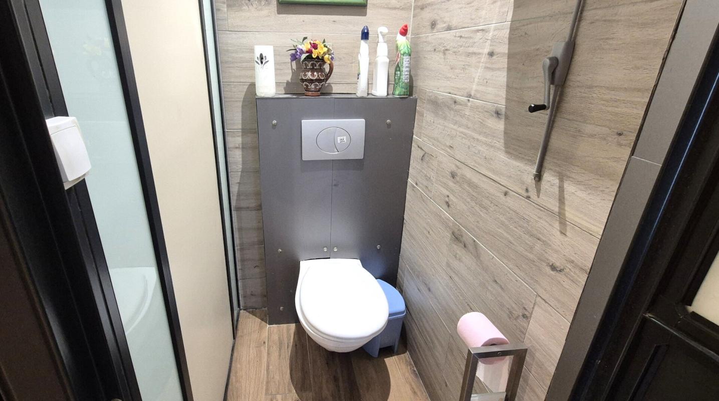 GIFFAUMONT-CHAMPAUBERT Belle Maison de Village en Brique de 1848 de 165 m² Rénover et Entretenue avec son Ascenseur Ergonomique, sa Cour avant de 180 m² sécurisée et sa Terrasse discrète, ses Dépendances de 48 et 52 m², Garage attenant de 38 m² avec Buanderie, Four à Bois, Cuis 11