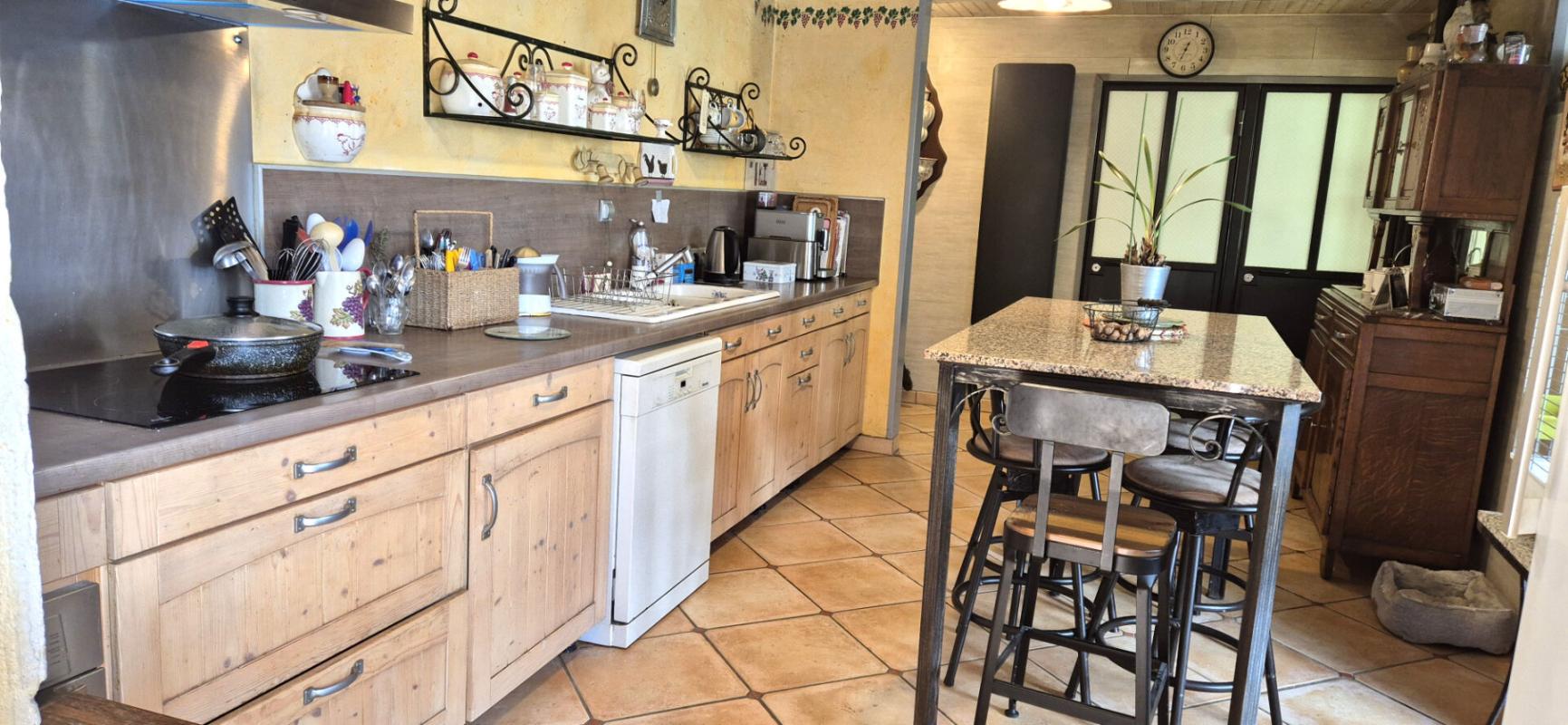 GIFFAUMONT-CHAMPAUBERT Belle Maison de Village en Brique de 1848 de 165 m² Rénover et Entretenue avec son Ascenseur Ergonomique, sa Cour avant de 180 m² sécurisée et sa Terrasse discrète, ses Dépendances de 48 et 52 m², Garage attenant de 38 m² avec Buanderie, Four à Bois, Cuis 12