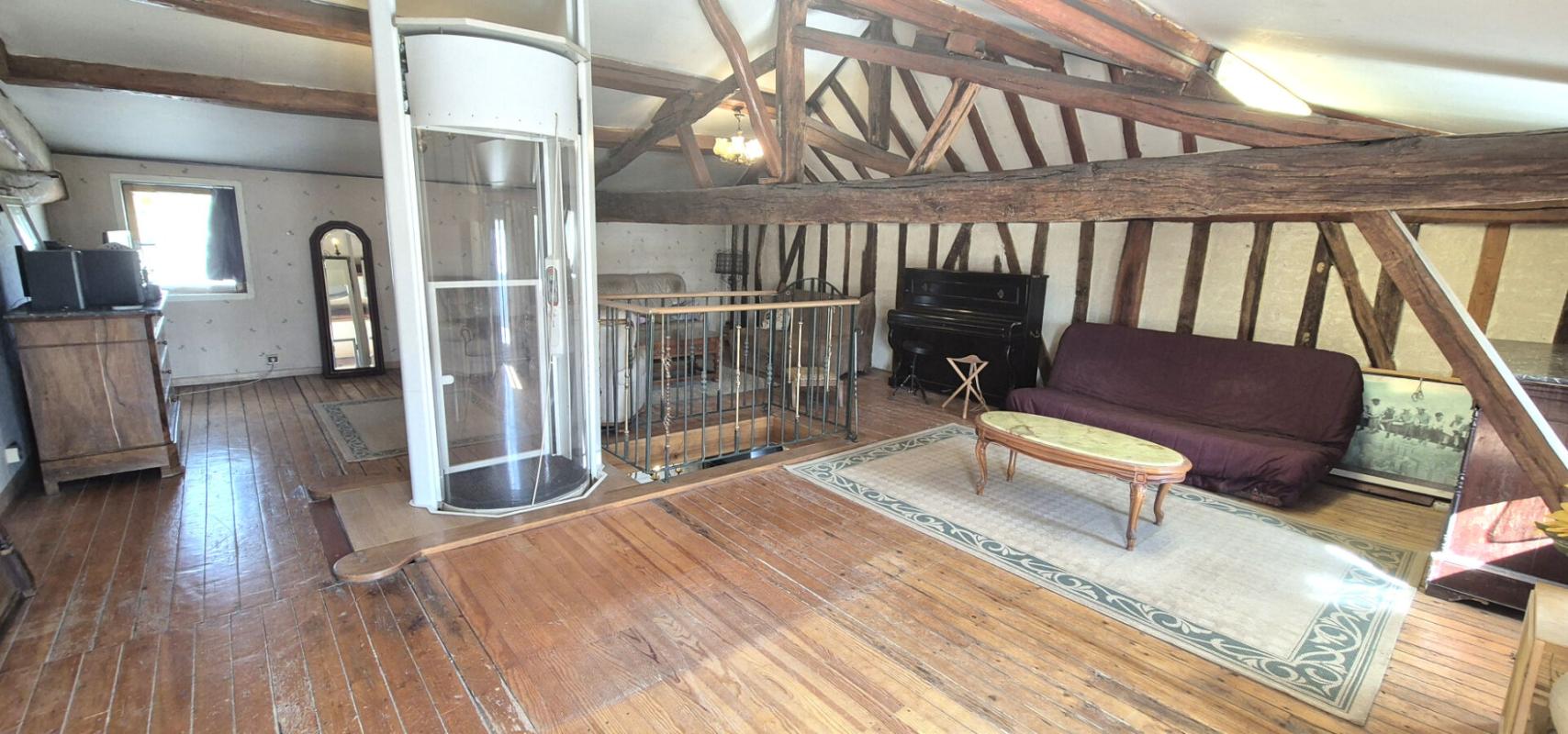 GIFFAUMONT-CHAMPAUBERT Belle Maison de Village en Brique de 1848 de 165 m² Rénover et Entretenue avec son Ascenseur Ergonomique, sa Cour avant de 180 m² sécurisée et sa Terrasse discrète, ses Dépendances de 48 et 52 m², Garage attenant de 38 m² avec Buanderie, Four à Bois, Cuis 13