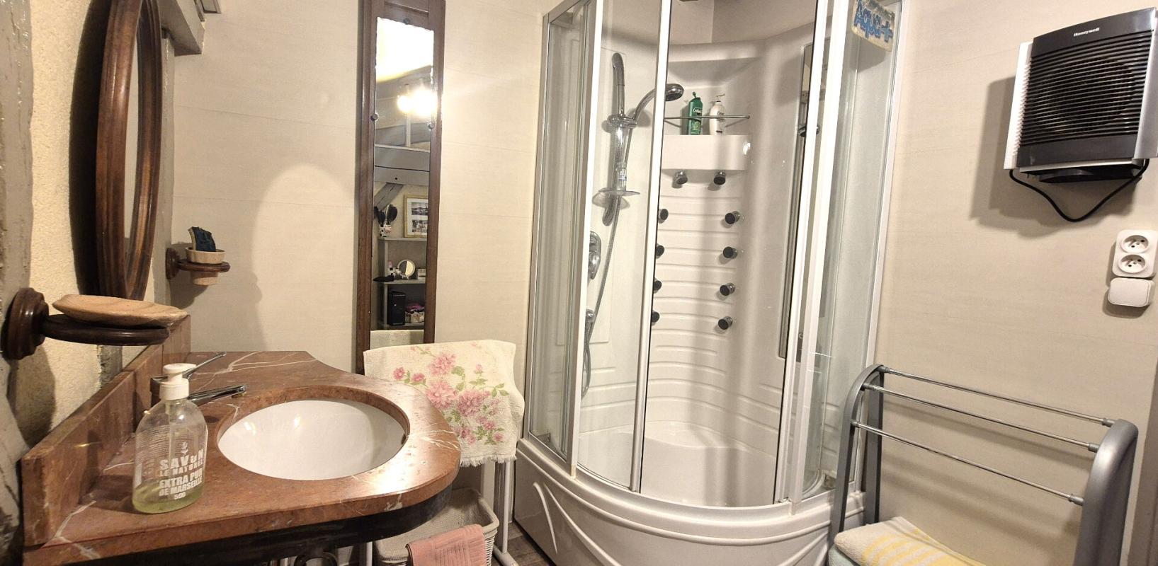 GIFFAUMONT-CHAMPAUBERT Belle Maison de Village en Brique de 1848 de 165 m² Rénover et Entretenue avec son Ascenseur Ergonomique, sa Cour avant de 180 m² sécurisée et sa Terrasse discrète, ses Dépendances de 48 et 52 m², Garage attenant de 38 m² avec Buanderie, Four à Bois, Cuis 14