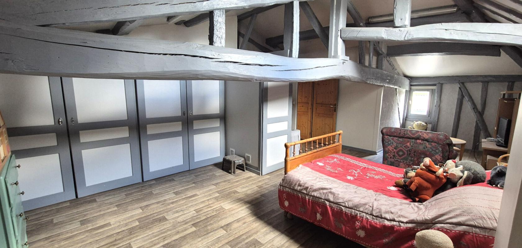 GIFFAUMONT-CHAMPAUBERT Belle Maison de Village en Brique de 1848 de 165 m² Rénover et Entretenue avec son Ascenseur Ergonomique, sa Cour avant de 180 m² sécurisée et sa Terrasse discrète, ses Dépendances de 48 et 52 m², Garage attenant de 38 m² avec Buanderie, Four à Bois, Cuis 15