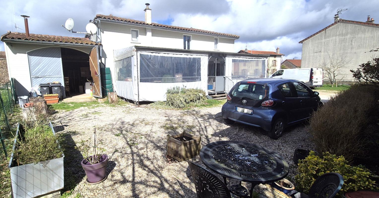 GIFFAUMONT-CHAMPAUBERT Belle Maison de Village en Brique de 1848 de 165 m² Rénover et Entretenue avec son Ascenseur Ergonomique, sa Cour avant de 180 m² sécurisée et sa Terrasse discrète, ses Dépendances de 48 et 52 m², Garage attenant de 38 m² avec Buanderie, Four à Bois, Cuis 16