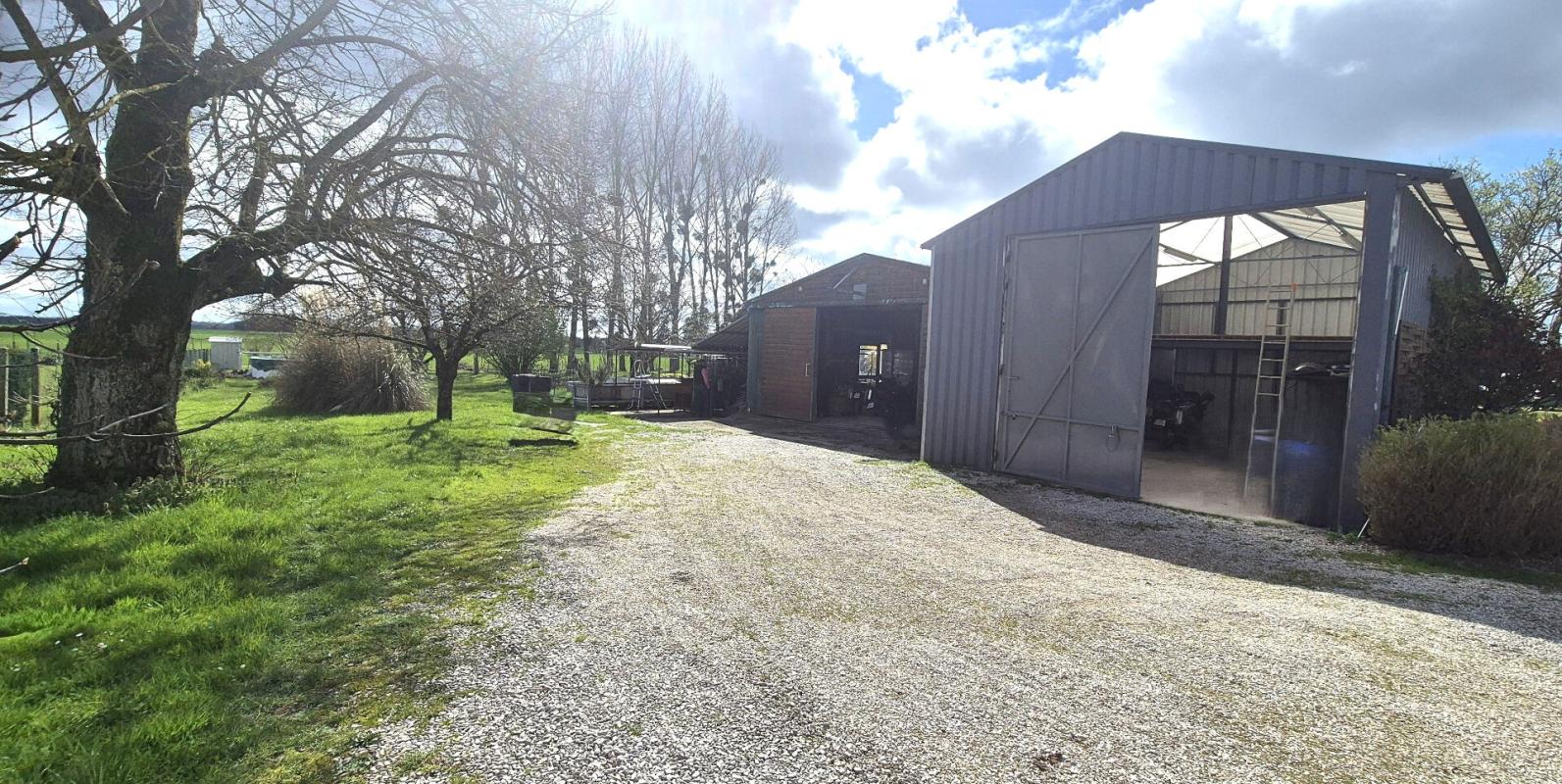 GIFFAUMONT-CHAMPAUBERT Belle Maison de Village en Brique de 1848 de 165 m² Rénover et Entretenue avec son Ascenseur Ergonomique, sa Cour avant de 180 m² sécurisée et sa Terrasse discrète, ses Dépendances de 48 et 52 m², Garage attenant de 38 m² avec Buanderie, Four à Bois, Cuis 17