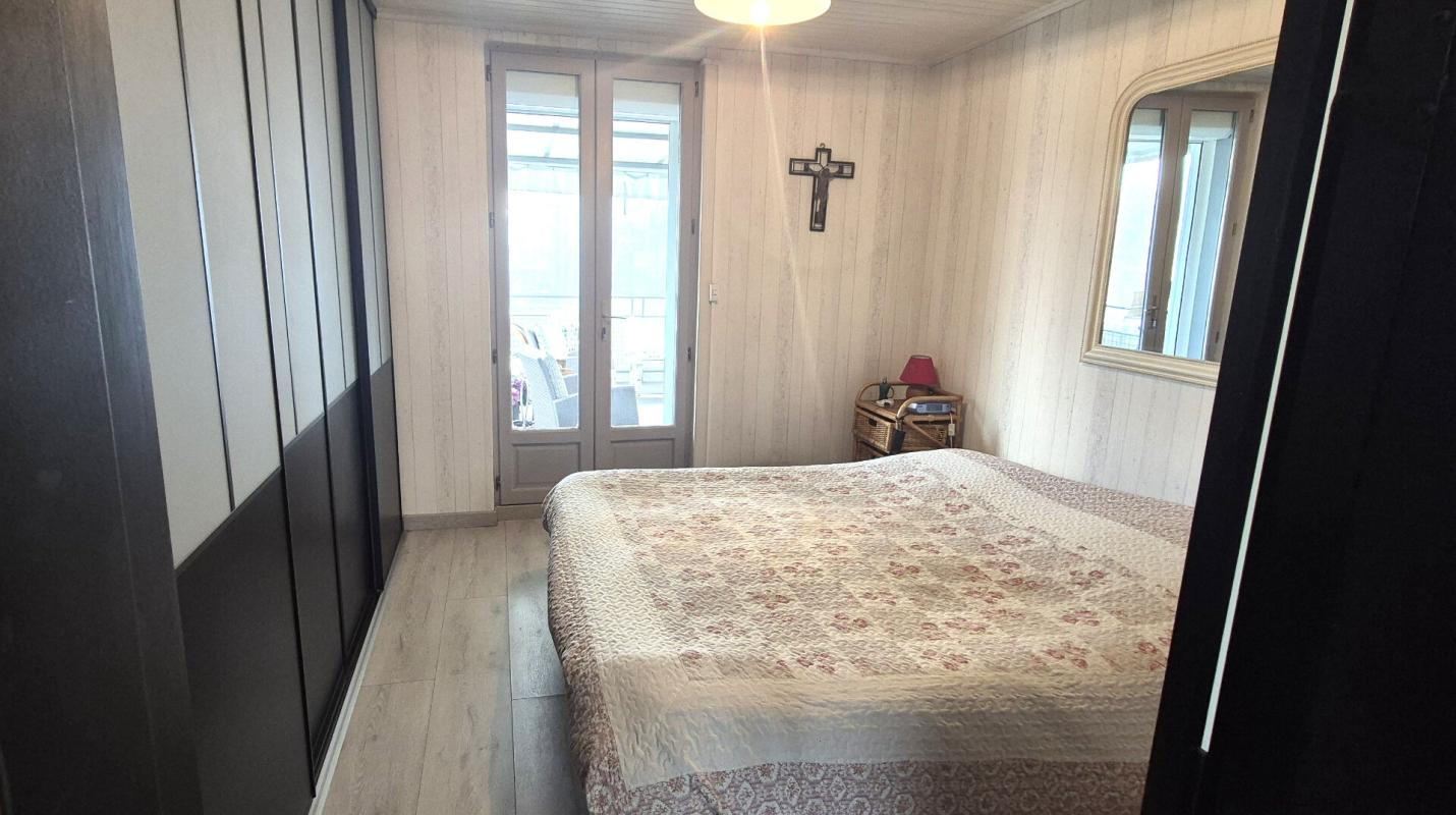 GIFFAUMONT-CHAMPAUBERT Belle Maison de Village en Brique de 1848 de 165 m² Rénover et Entretenue avec son Ascenseur Ergonomique, sa Cour avant de 180 m² sécurisée et sa Terrasse discrète, ses Dépendances de 48 et 52 m², Garage attenant de 38 m² avec Buanderie, Four à Bois, Cuis 3