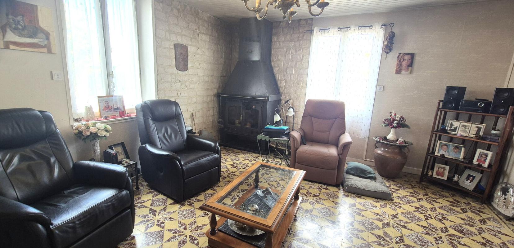 GIFFAUMONT-CHAMPAUBERT Belle Maison de Village en Brique de 1848 de 165 m² Rénover et Entretenue avec son Ascenseur Ergonomique, sa Cour avant de 180 m² sécurisée et sa Terrasse discrète, ses Dépendances de 48 et 52 m², Garage attenant de 38 m² avec Buanderie, Four à Bois, Cuis 7