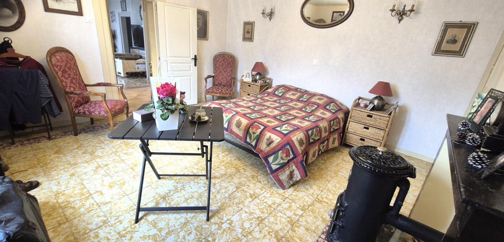 GIFFAUMONT-CHAMPAUBERT Belle Maison de Village en Brique de 1848 de 165 m² Rénover et Entretenue avec son Ascenseur Ergonomique, sa Cour avant de 180 m² sécurisée et sa Terrasse discrète, ses Dépendances de 48 et 52 m², Garage attenant de 38 m² avec Buanderie, Four à Bois, Cuis 8