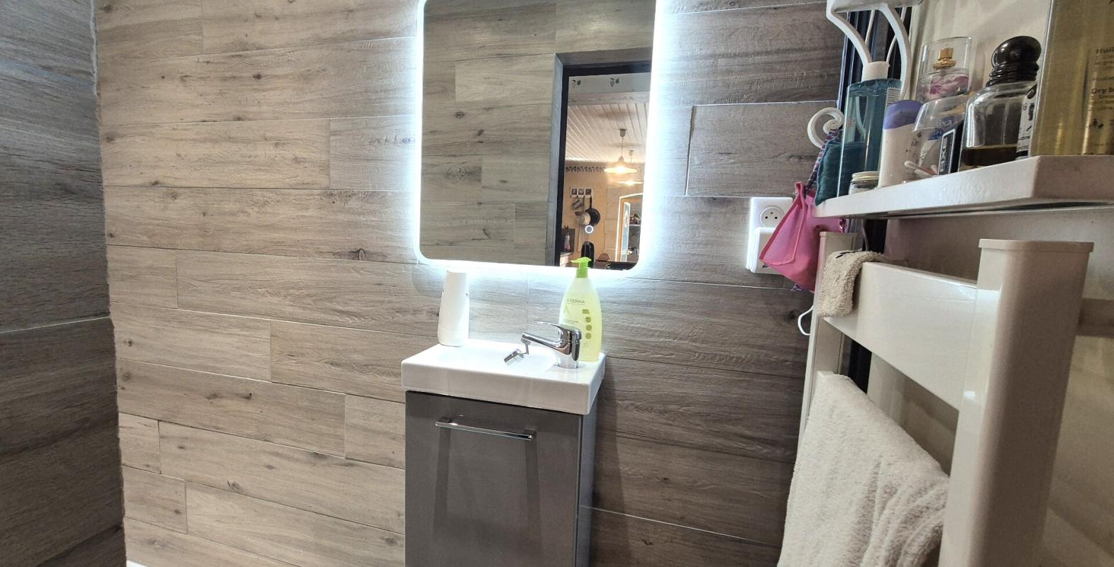 GIFFAUMONT-CHAMPAUBERT Belle Maison de Village en Brique de 1848 de 165 m² Rénover et Entretenue avec son Ascenseur Ergonomique, sa Cour avant de 180 m² sécurisée et sa Terrasse discrète, ses Dépendances de 48 et 52 m², Garage attenant de 38 m² avec Buanderie, Four à Bois, Cuis 9