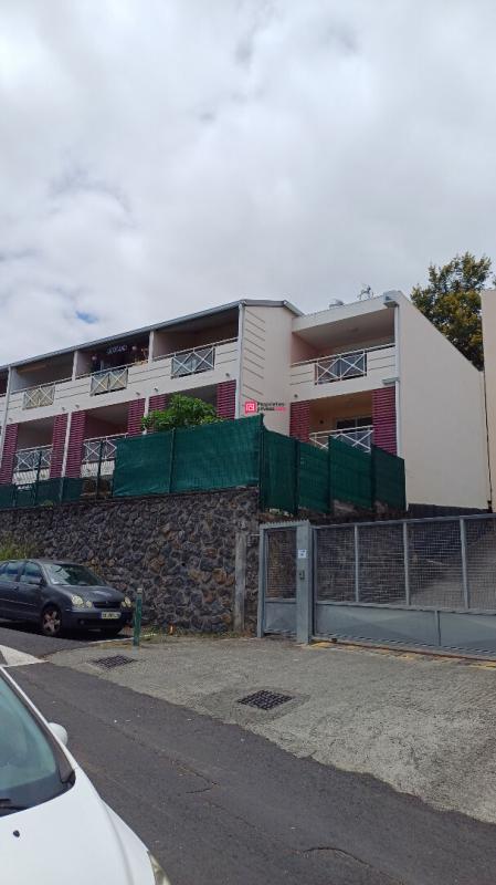 SAINT-LOUIS 97490 Moufia beau T1 d'environ 26 m² plus varangue env 8m² et place de parking sécurisé 9