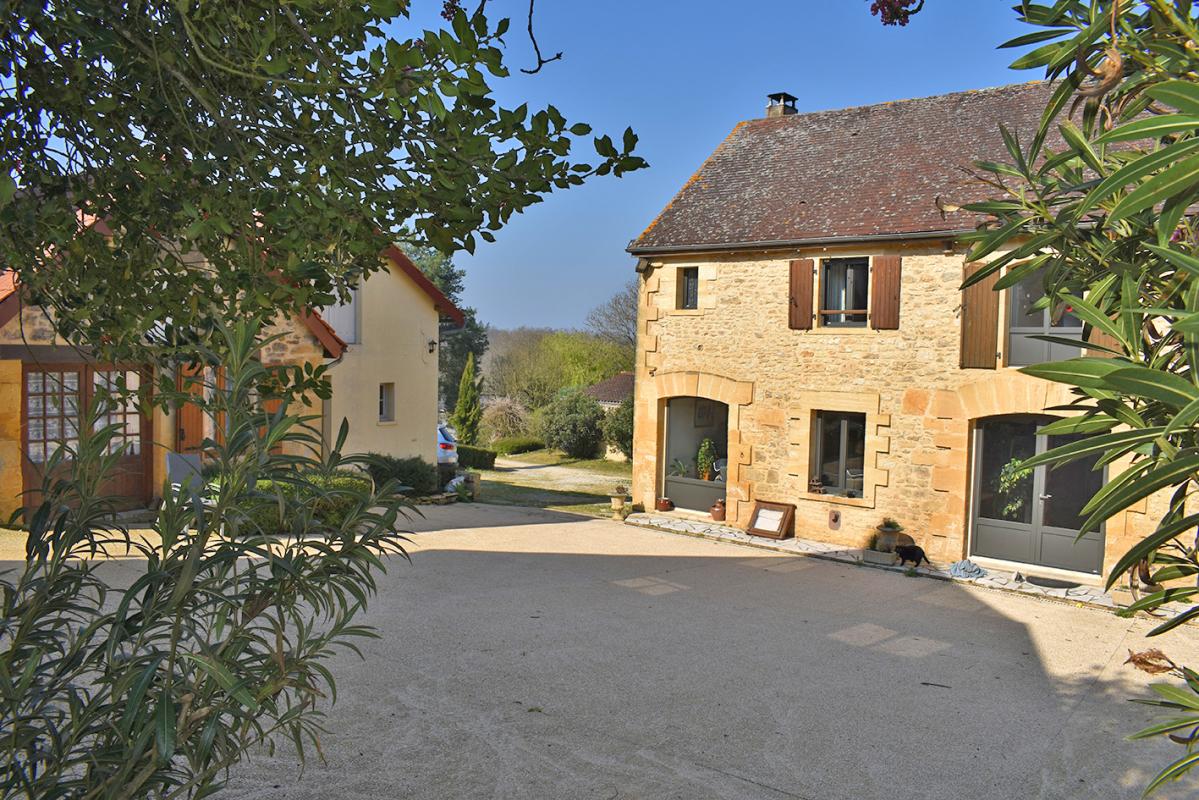 MARQUAY Domaine ferme auberge gîtes 30 pièce(s) 650 m2 17