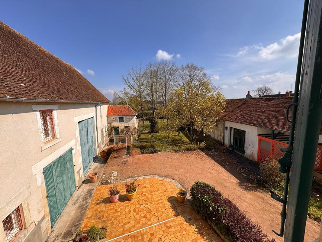 MAGNY-COURS Maison de caractère 332 m² - Terrain 2 489 m² - Piscine - Dépendances - Proche Magny-Cours 17