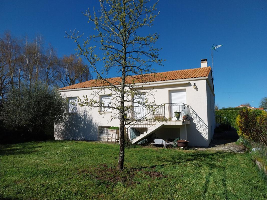 FONTENAY-LE-COMTE Maison  3 chambres 9