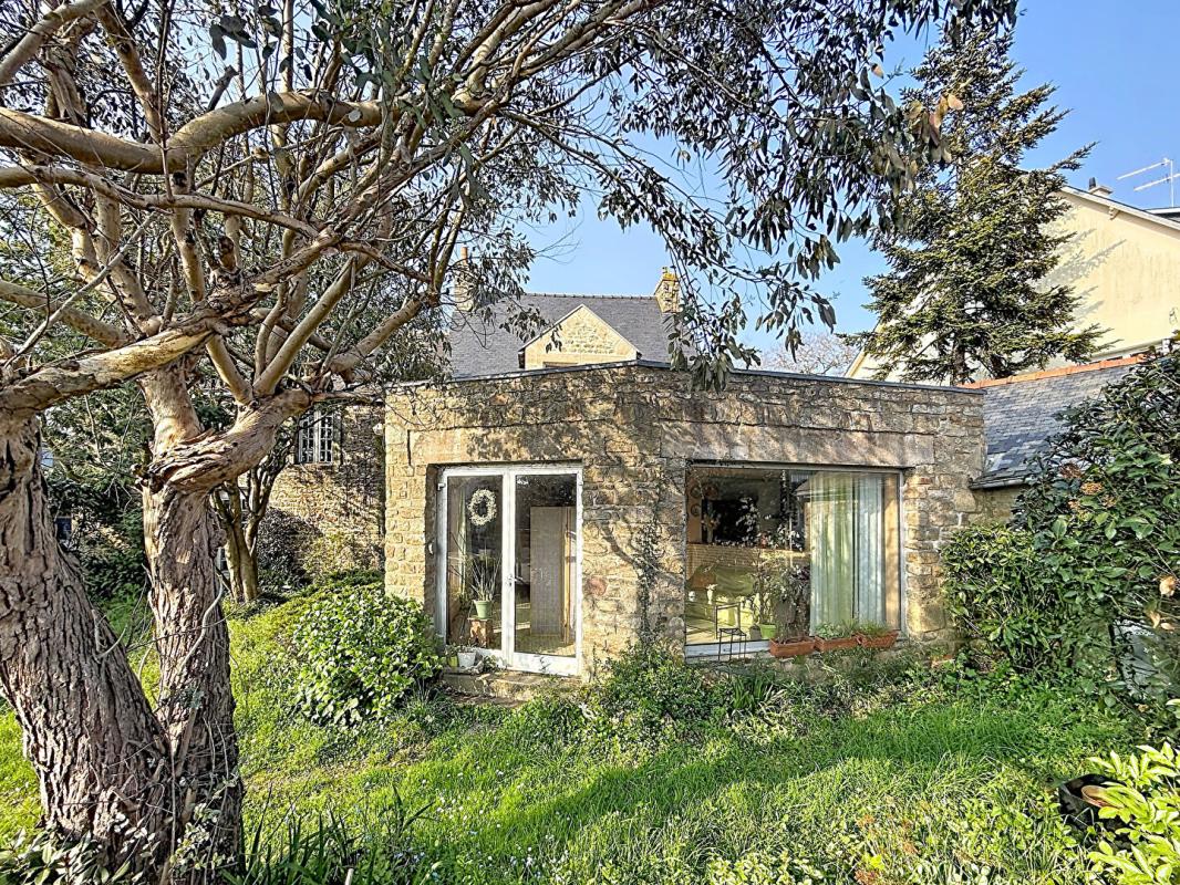 VANNES Maison en pierre de caractère à rénover. Vannes quartier Gare, volumes et potentiel rare 12