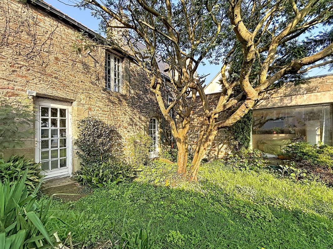 VANNES Maison en pierre de caractère à rénover. Vannes quartier Gare, volumes et potentiel rare 5