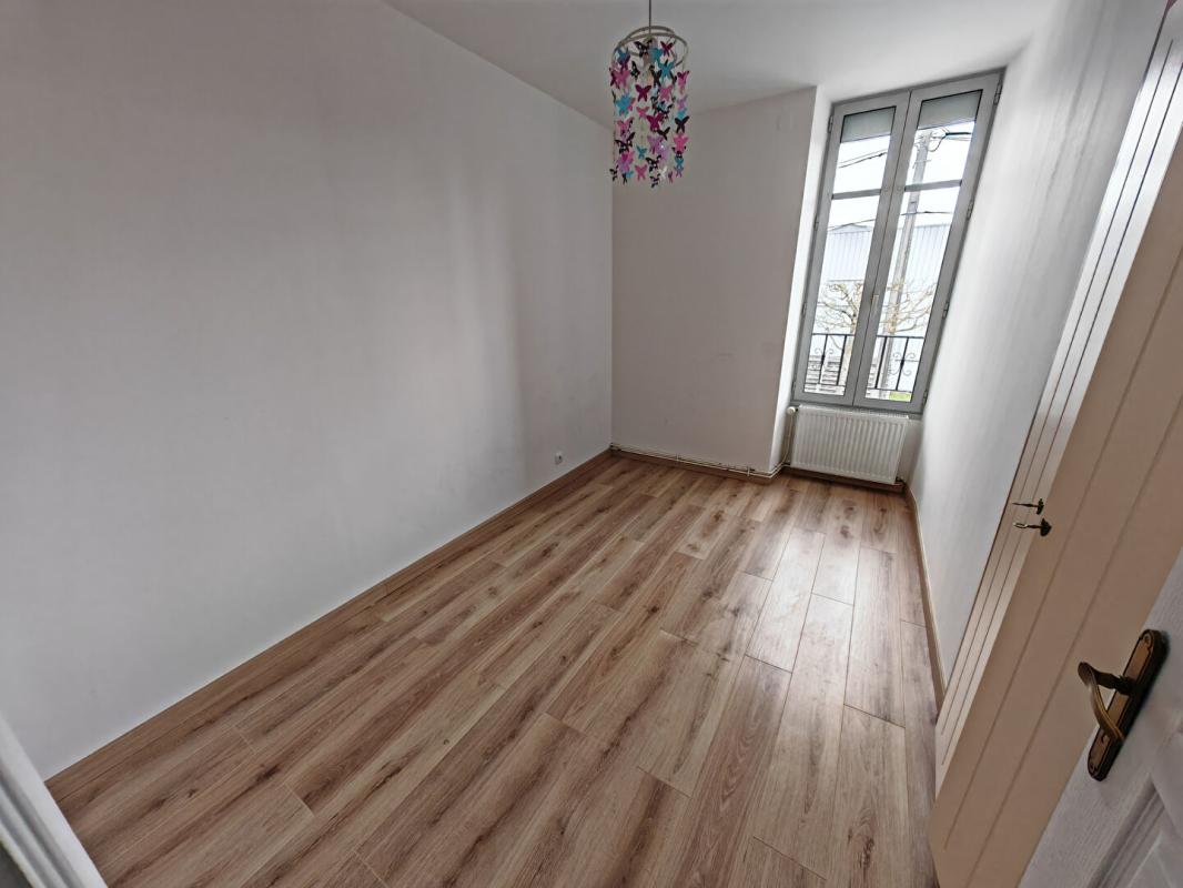 CHATEAUROUX Maison de ville rénovée à Châteauroux, 4 chambres, Jardin + garage, DPE C, chaudière neuve 6