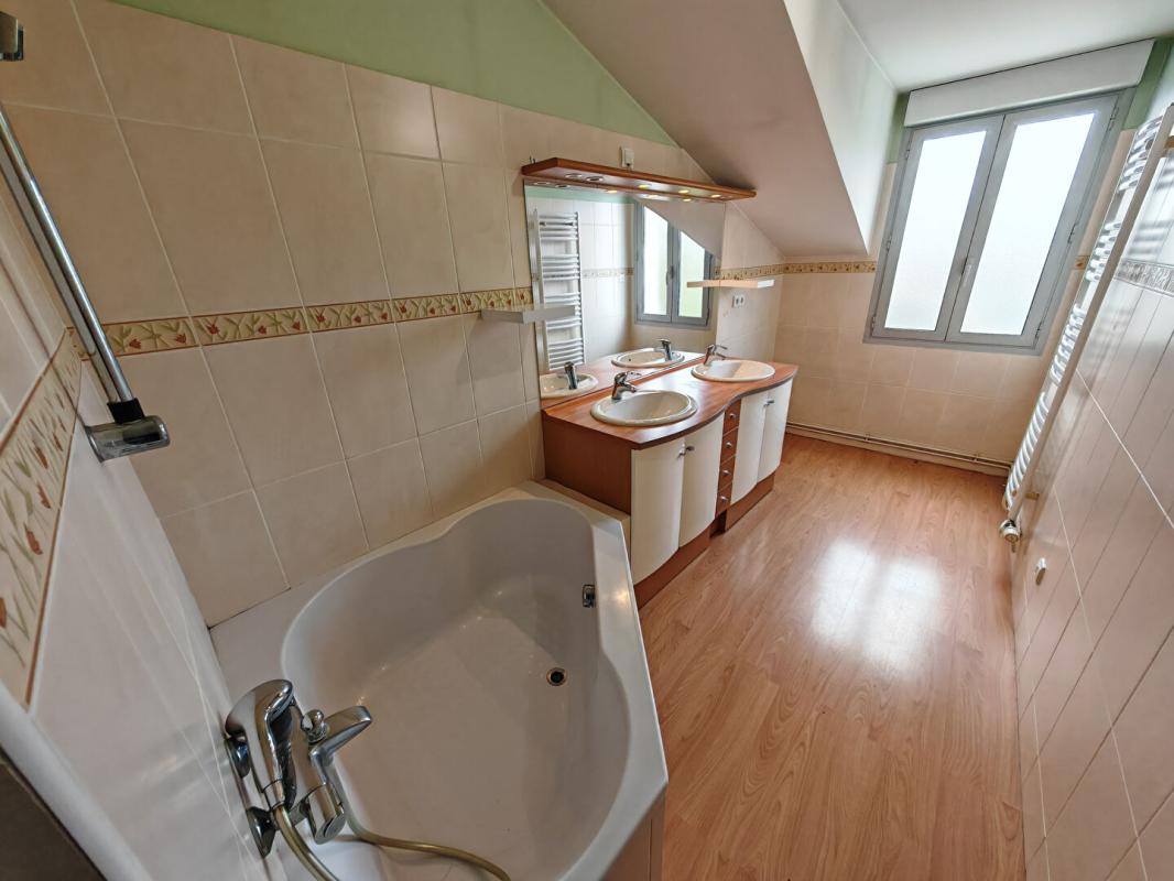 CHATEAUROUX Maison de ville rénovée à Châteauroux, 4 chambres, Jardin + garage, DPE C, chaudière neuve 8