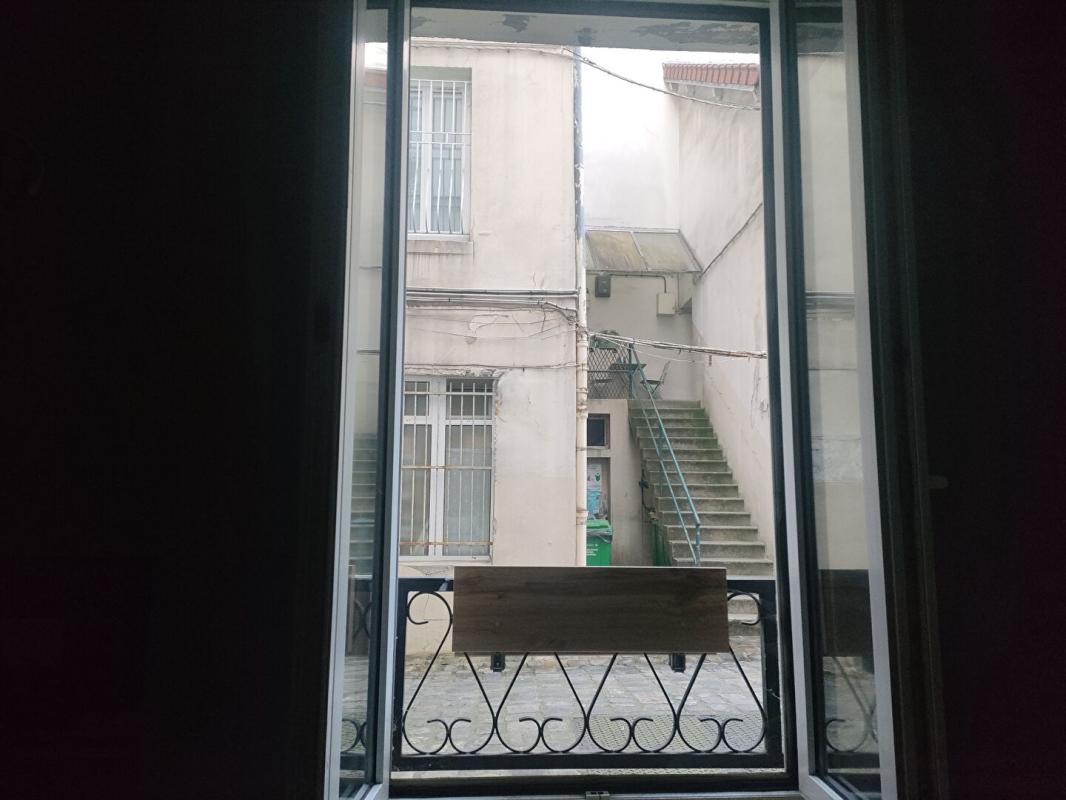 PARIS-11E-ARRONDISSEMENT Studio de charme refait à neuf- Faubourg Saint-Antoine 9