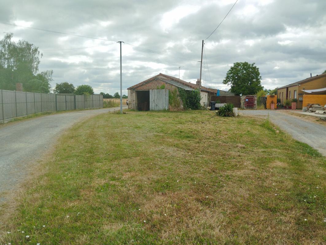 MONTREVAULT Dépendance de 25m² transformable en habitation, le Fuillet (49270) 2