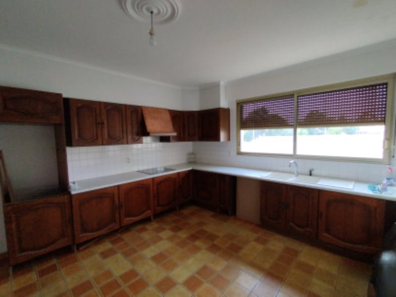 SAINT-JULIEN-L'ARS ST JULIEN L'ARS/SEVRES ANXAUMONT - Maison 4 chambres - 168 m2 - + local commercial - Parcelle 8 916 m2 9