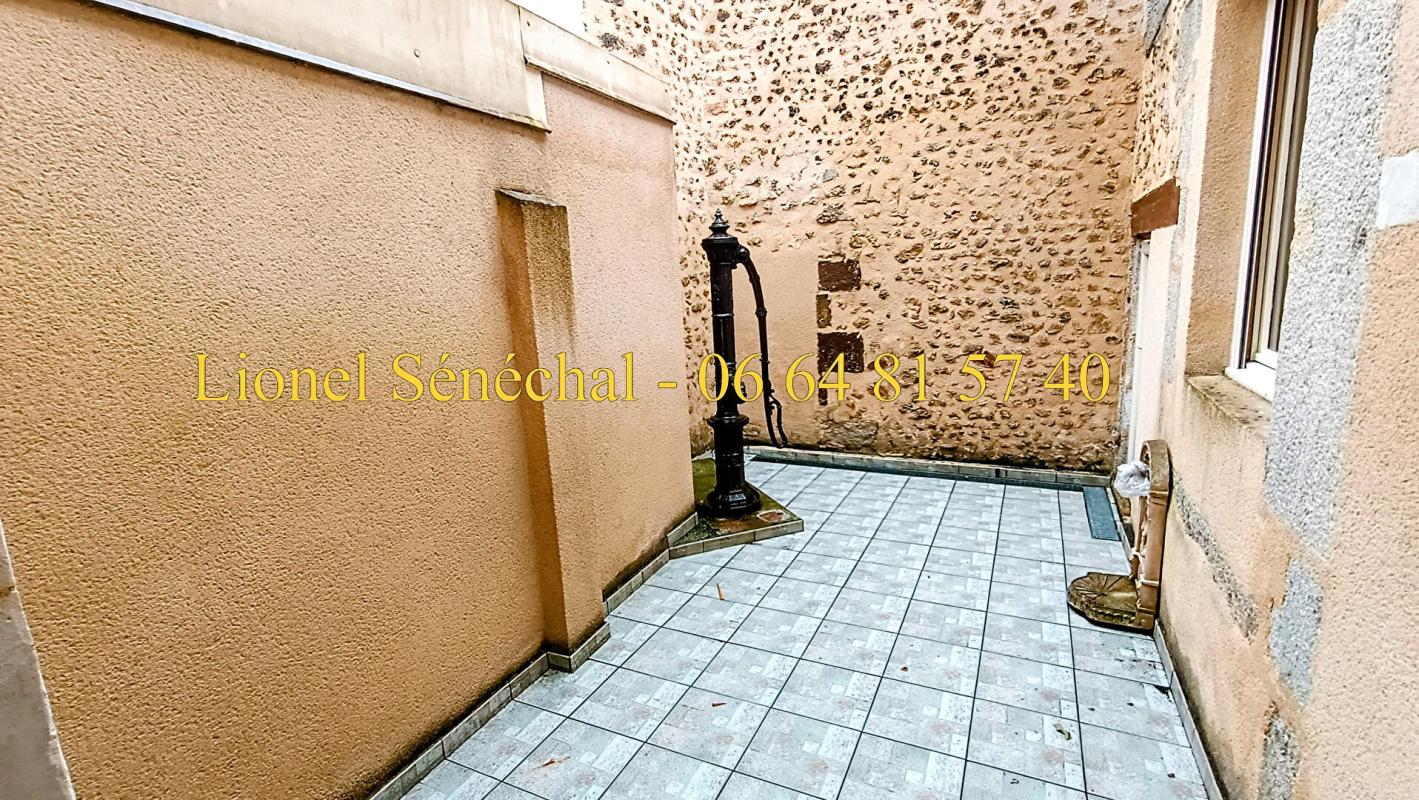 BEAUMONT-SUR-SARTHE Maison de ville atypique avec ses superbes façades extérieures en pierre de 118 m2 habitables (160 m2 au sol) 14