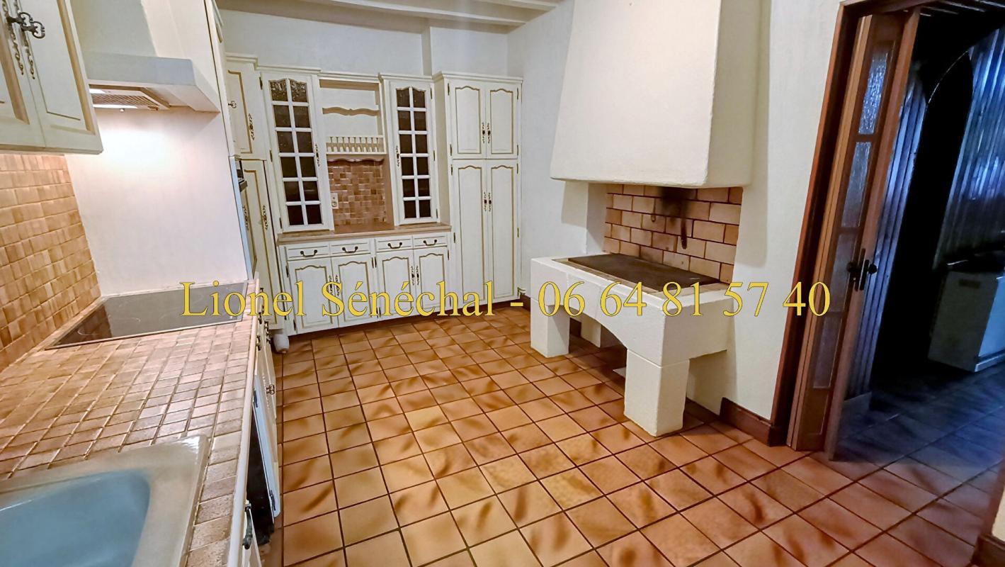 BEAUMONT-SUR-SARTHE Maison de ville atypique avec ses superbes façades extérieures en pierre de 118 m2 habitables (160 m2 au sol) 6