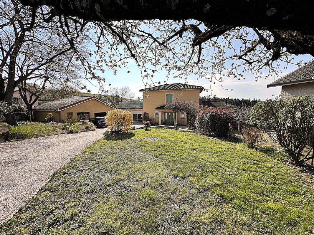 FLEURIEUX-SUR-L'ARBRESLE FLEURIEUX SUR L'ARBRESLE. Villa 195 m2 -5 chambres- sur terrain 1656 m2 avec dépendances et piscine 1