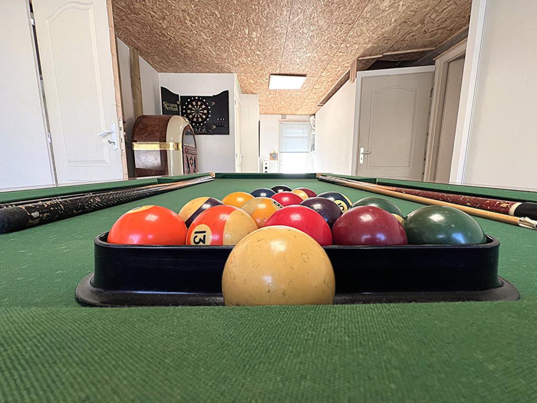 FLEURIEUX-SUR-L'ARBRESLE FLEURIEUX SUR L'ARBRESLE. Villa 195 m2 -5 chambres- sur terrain 1656 m2 avec dépendances et piscine 14