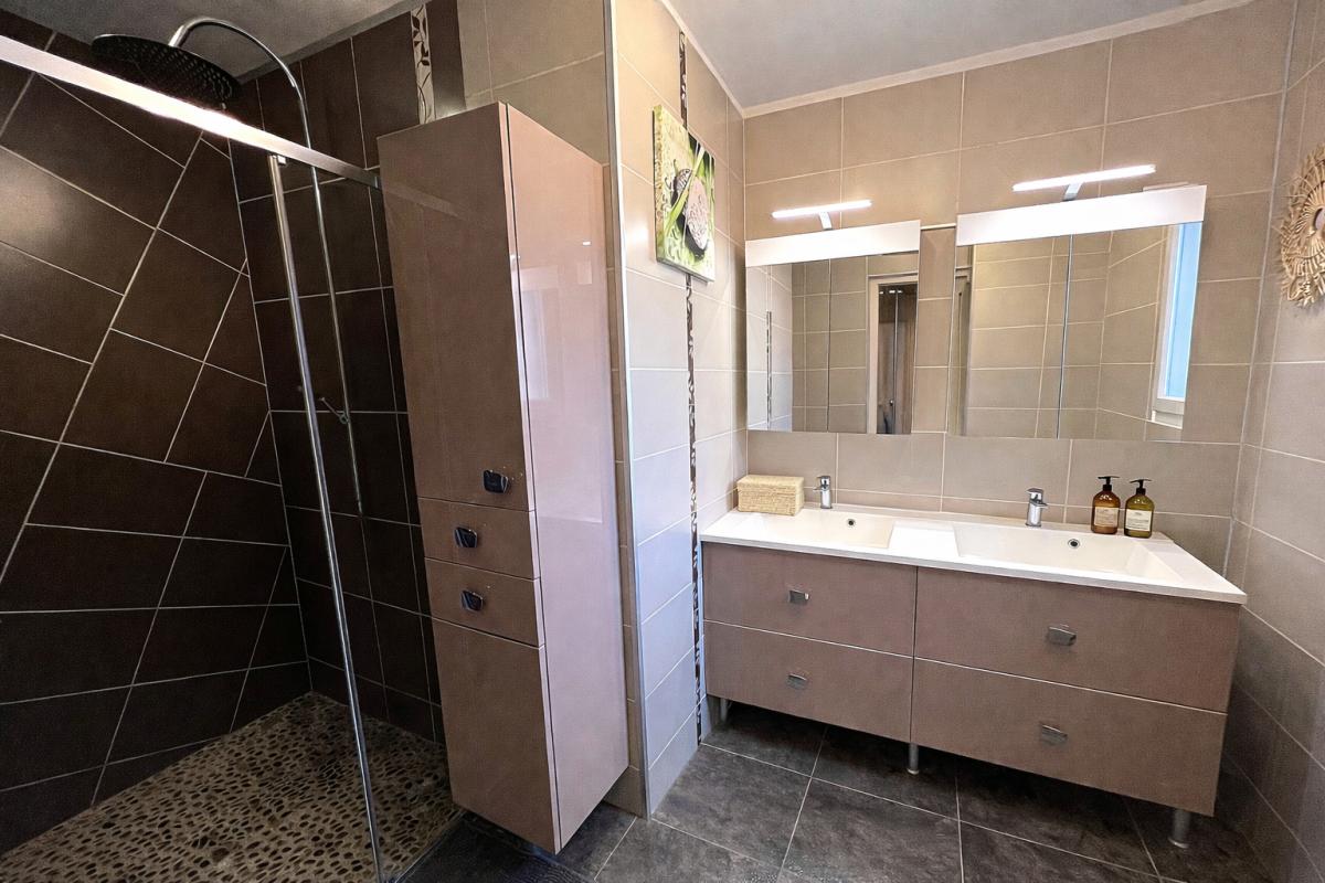 FLEURIEUX-SUR-L'ARBRESLE FLEURIEUX SUR L'ARBRESLE. Villa 195 m2 -5 chambres- sur terrain 1656 m2 avec dépendances et piscine 15