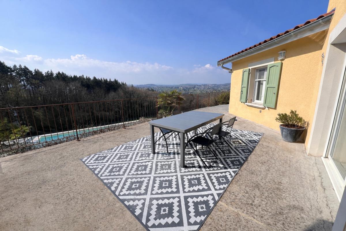 FLEURIEUX-SUR-L'ARBRESLE FLEURIEUX SUR L'ARBRESLE. Villa 195 m2 -5 chambres- sur terrain 1656 m2 avec dépendances et piscine 18