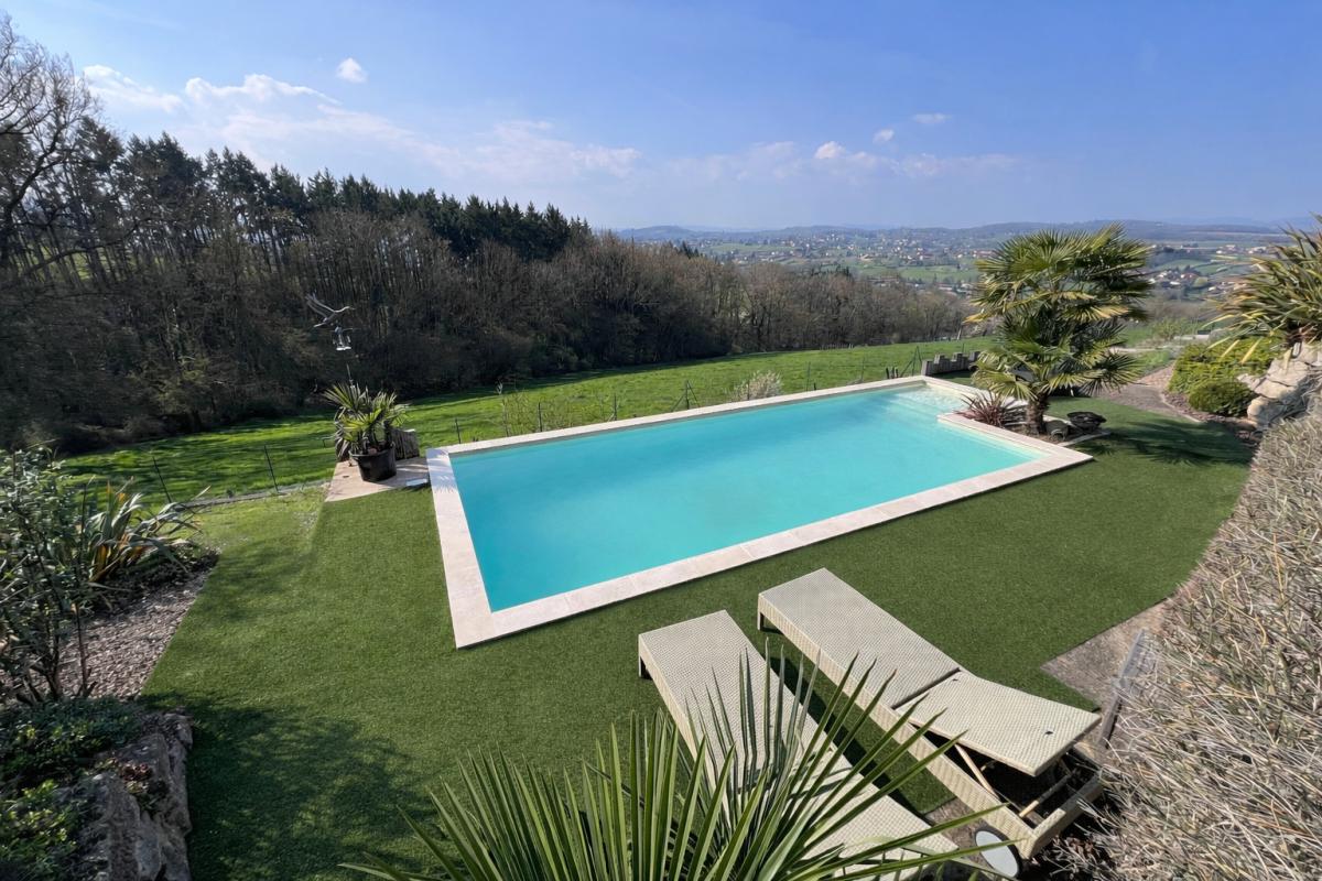 FLEURIEUX-SUR-L'ARBRESLE FLEURIEUX SUR L'ARBRESLE. Villa 195 m2 -5 chambres- sur terrain 1656 m2 avec dépendances et piscine 2