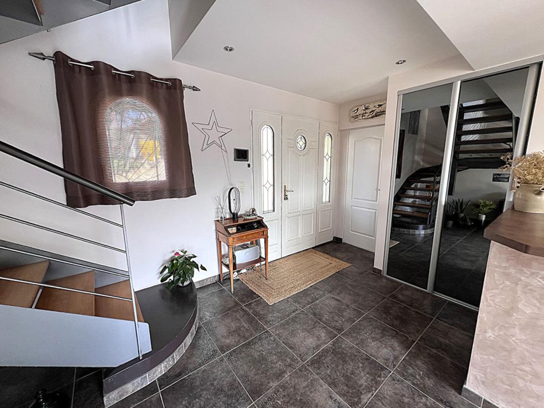 FLEURIEUX-SUR-L'ARBRESLE FLEURIEUX SUR L'ARBRESLE. Villa 195 m2 -5 chambres- sur terrain 1656 m2 avec dépendances et piscine 5