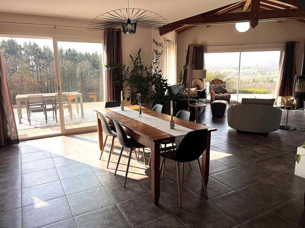 FLEURIEUX-SUR-L'ARBRESLE FLEURIEUX SUR L'ARBRESLE. Villa 195 m2 -5 chambres- sur terrain 1656 m2 avec dépendances et piscine 6