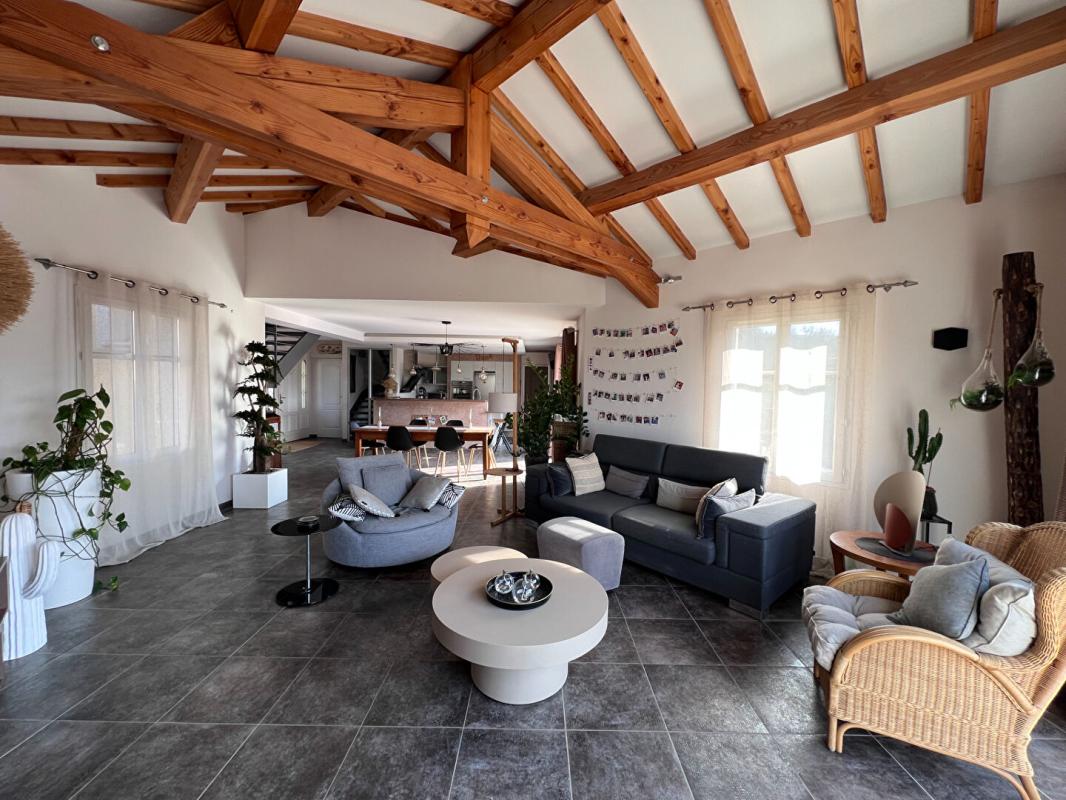 FLEURIEUX-SUR-L'ARBRESLE FLEURIEUX SUR L'ARBRESLE. Villa 195 m2 -5 chambres- sur terrain 1656 m2 avec dépendances et piscine 8