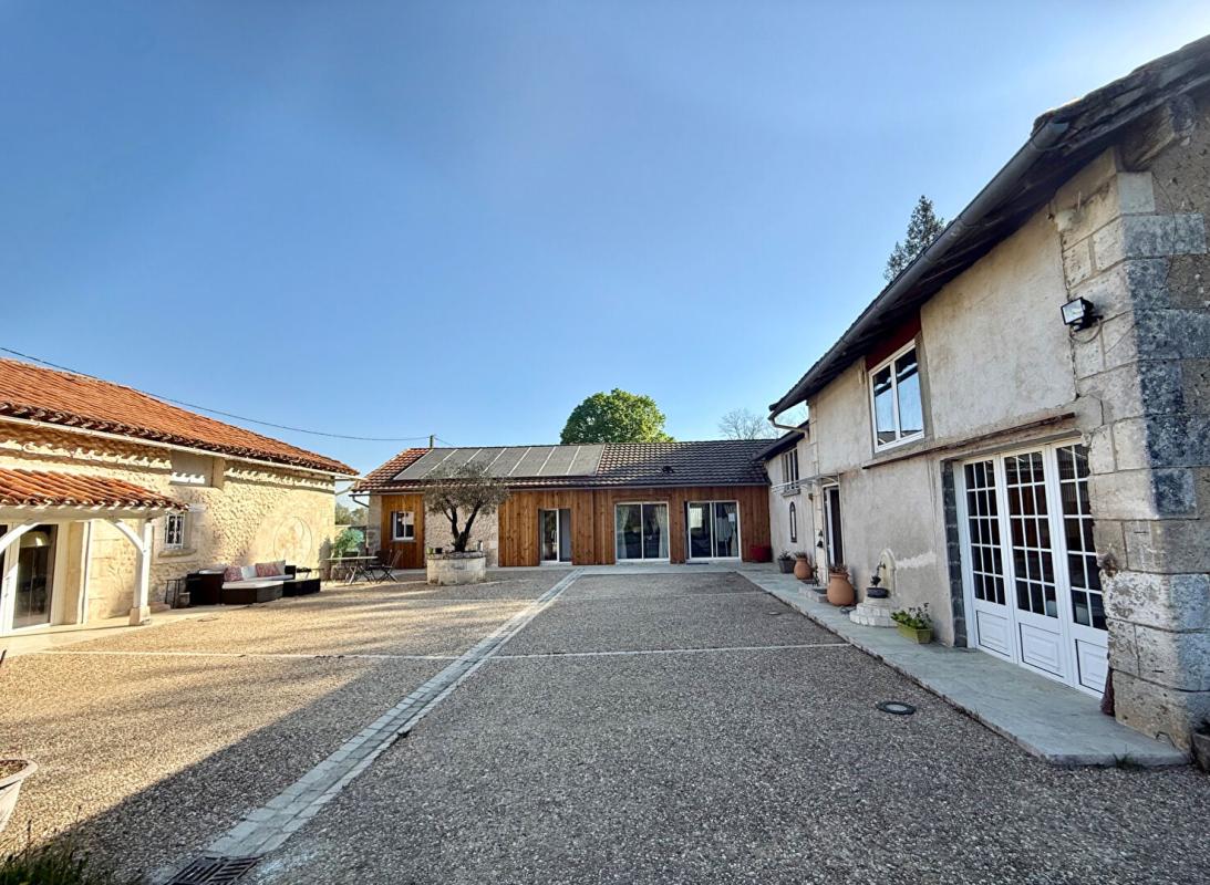 MONTREM Ensemble immobilier rénové avec prestations de qualité - Cadre naturel et potentiel professionnel 3