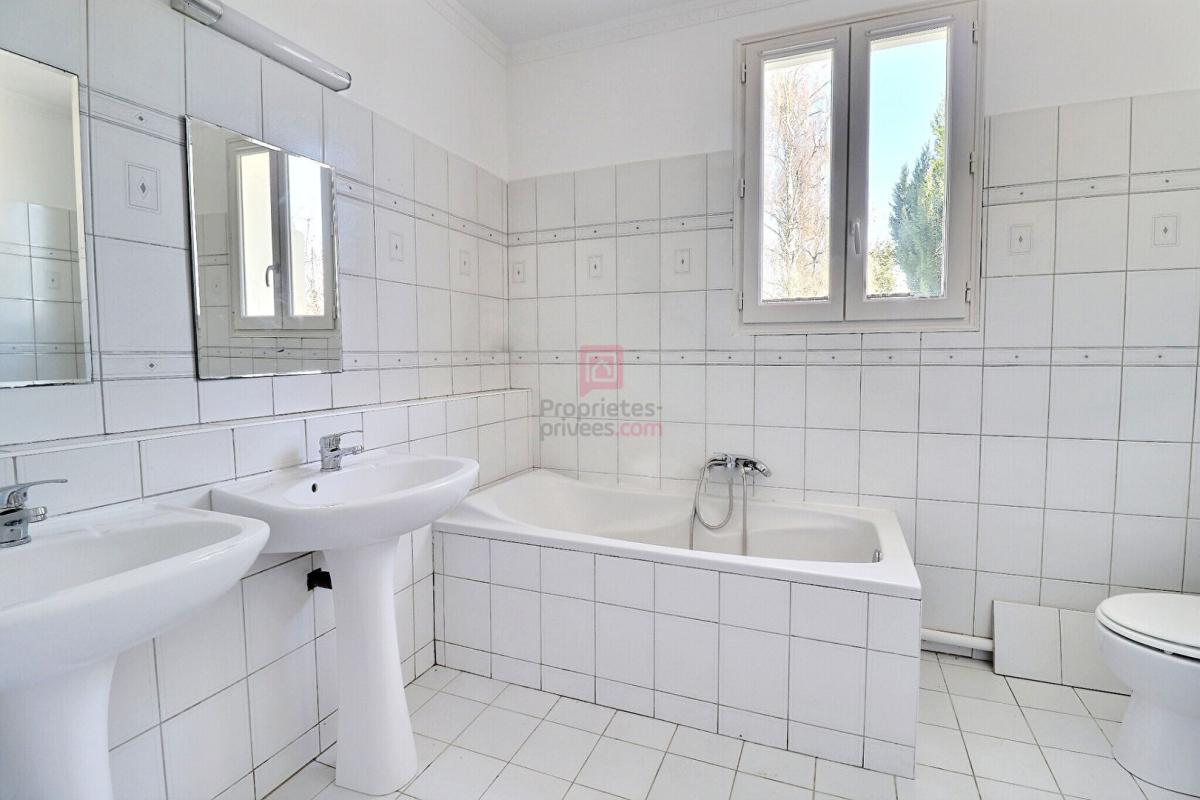 SAINTE-GENEVIEVE-DES-BOIS Maison Sainte Genevieve Des Bois 6 pièces 102 m² 13