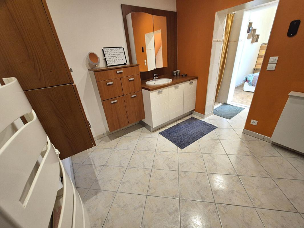 SAINT-DIZIER Belle Maison ou Pavillon sur Sous-sol de 146 m² entièrement Rénovée avec Cour, Atelier, Terrasse, Appentis et Terrain clos et arboré de 376 m² 16