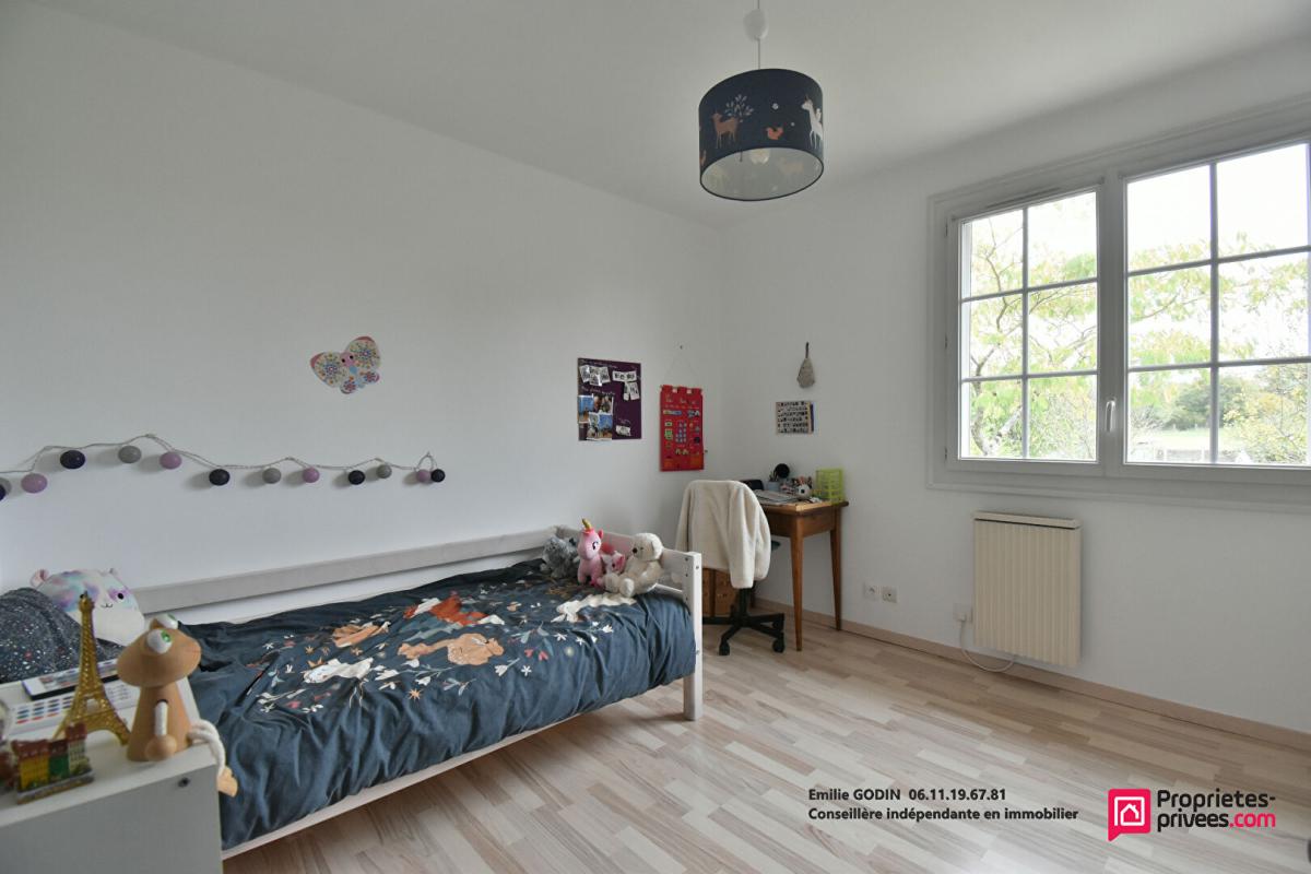 SAINT-PIERRE-DES-ECHAUBROGNES Maison Saint Pierre Des Echaubrogne 6 pièce(s) 110 m2 4