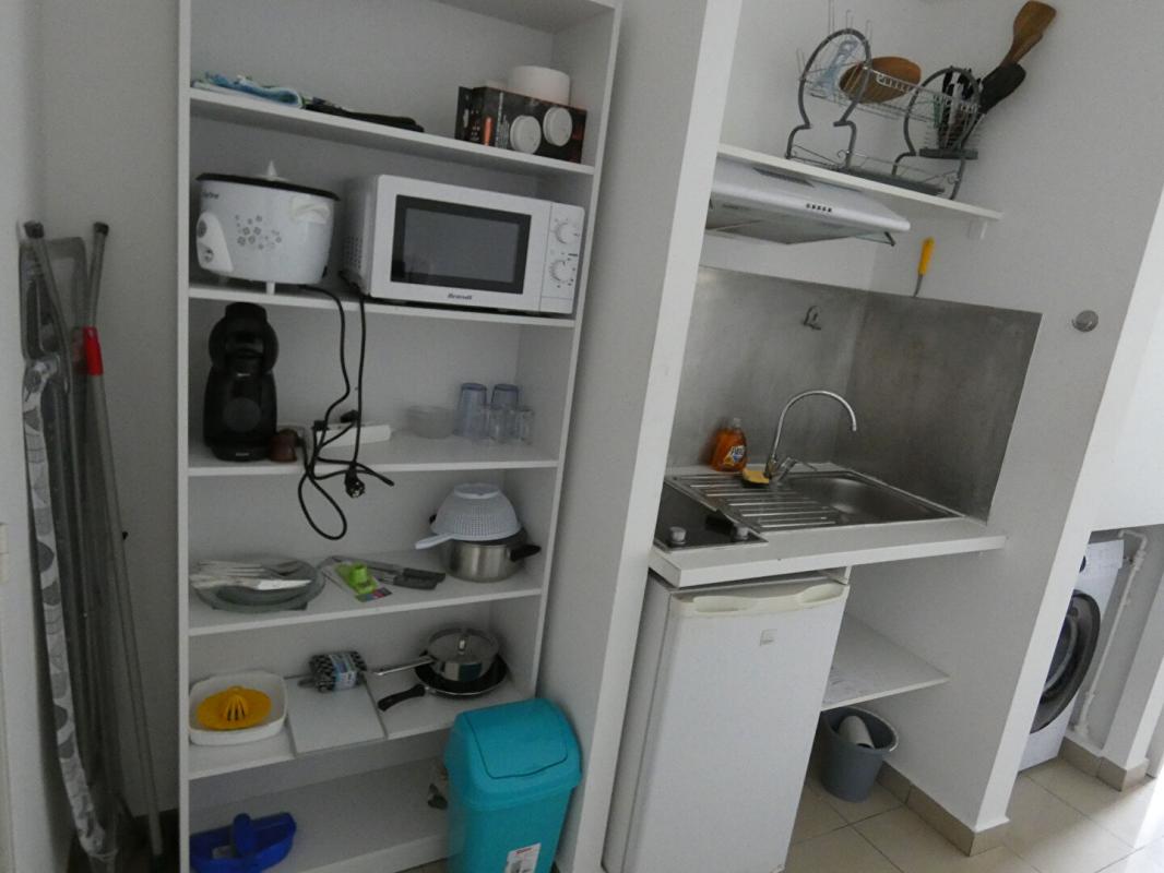 SAINT-DENIS 97490  Ste Clotilde  T1 meublé  de 20.60 m2 plus parking sécurisé 4