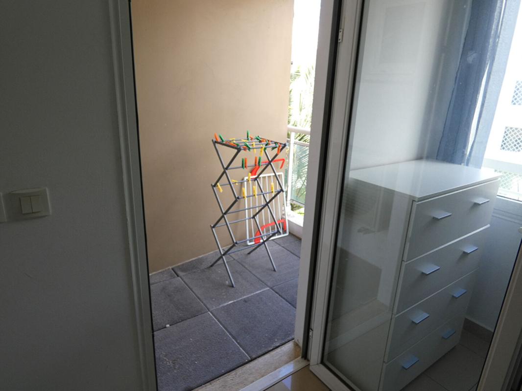 SAINT-DENIS 97490  Ste Clotilde  T1 meublé  de 20.60 m2 plus parking sécurisé 6