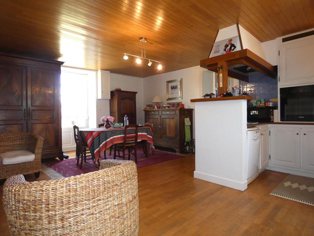 TEMPLE-LAGUYON Maison125 m2 / 3 chambres / grange / terrain 4225m² 12