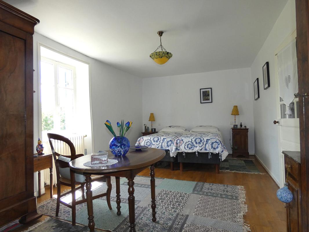 TEMPLE-LAGUYON Maison125 m2 / 3 chambres / grange / terrain 4225m² 17