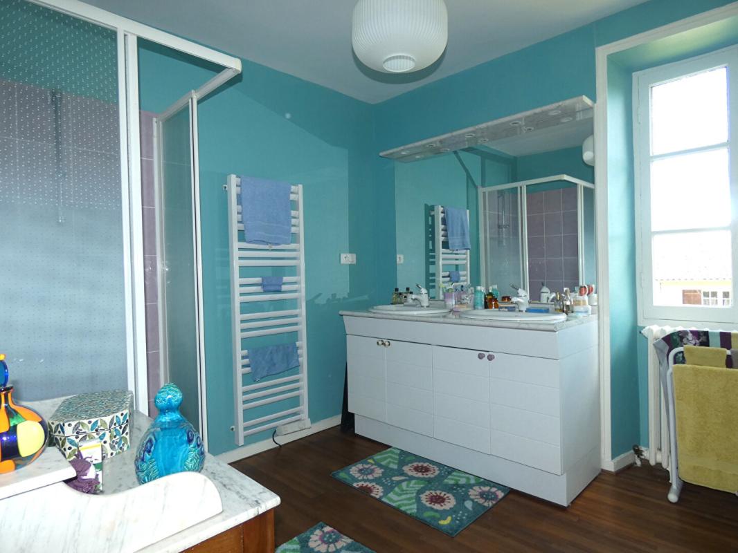 TEMPLE-LAGUYON Maison125 m2 / 3 chambres / grange / terrain 4225m² 18